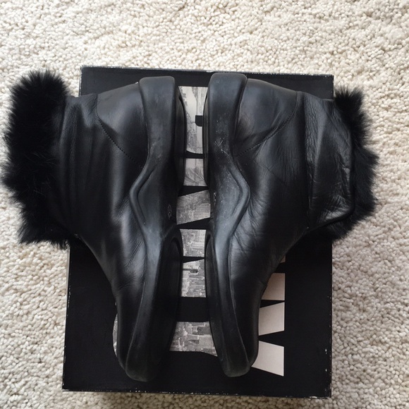 DKNY V-Neck Bootie.  Size 7 - Picture 8 of 8